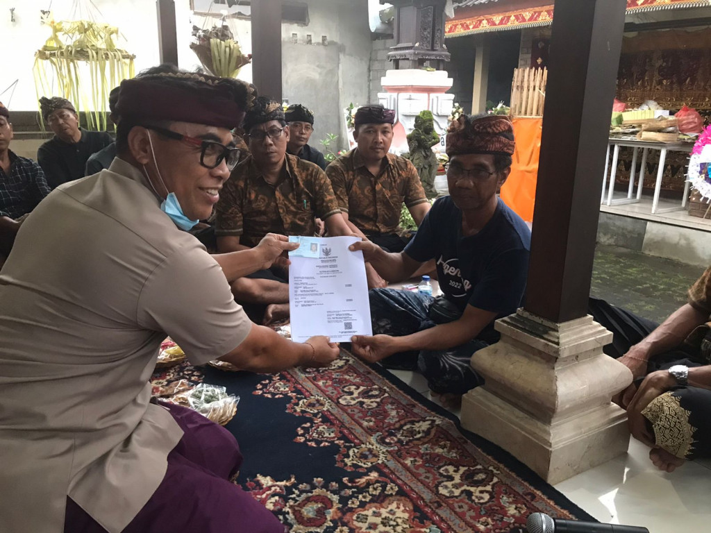 Kegiatan Penyerahan KK Baru dan Akta Kematian kepada Keluarga di Desa Dalung